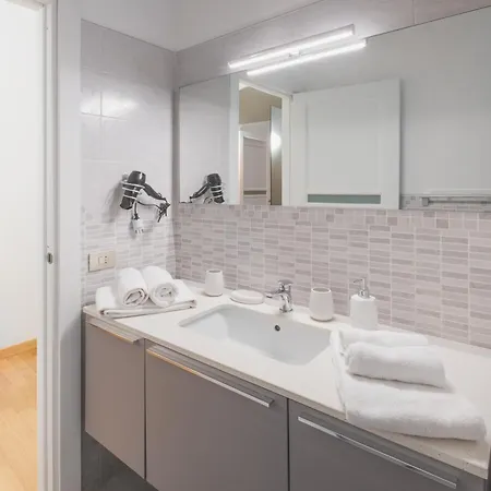 2-bedroom In With Free Parking And Air Conditioning Apartment *