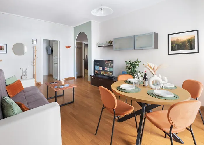 2-bedroom In With Free Parking And Air Conditioning Apartment *